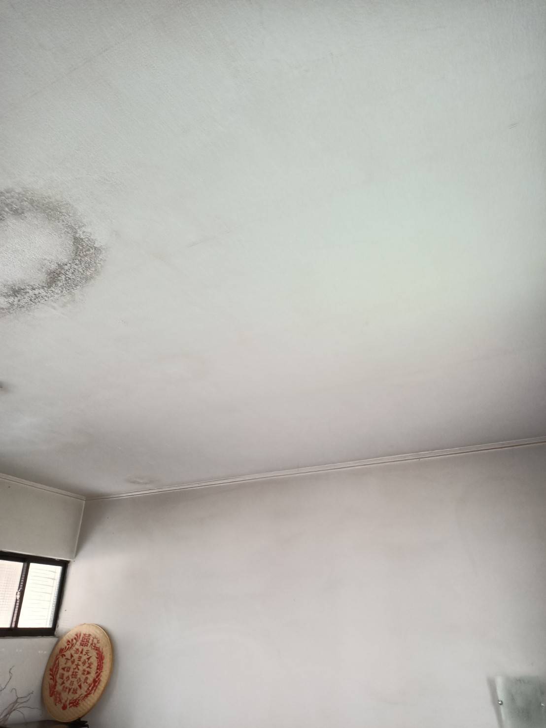 【高雄房屋修繕】天花板壁紙為什麼需要更換?亨隆統包工程來告訴您~